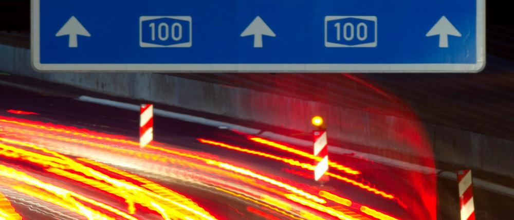 Verkehr auf der Berliner Stadtautobahn A100.