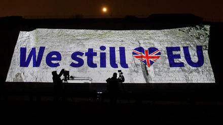 In Remsgate projizieren Demonstranten „We still &lt;3 EU“ an eine Hauswand.