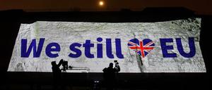 In Remsgate projizieren Demonstranten „We still &lt;3 EU“ an eine Hauswand.