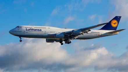 Lufthansa-Maschine über dem Frankfurt Airport