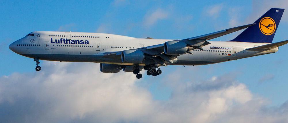 Lufthansa-Maschine über dem Frankfurt Airport