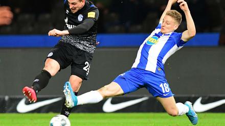 Kommt ein Herthaner geflogen. Santiago Ascacibar (r.) attackiert Schalkes Bastian Oczipka.