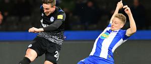 Kommt ein Herthaner geflogen. Santiago Ascacibar (r.) attackiert Schalkes Bastian Oczipka.