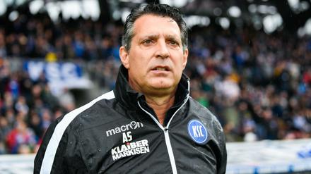 Im Regen stehen gelassen. Für Karlsruhes Trainer Alois Schwartz war das Heimspiel gegen Holstein Kiel auch sein letztes als KSC-Trainer.