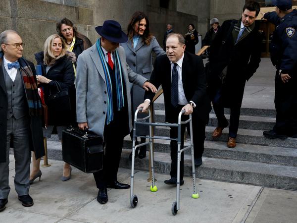 Harvey Weinstein erscheint zum Prozessauftakt mit einem Rollator. Darunter klemmen zwei Tennisbälle.