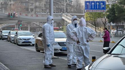 Sanitäter beraten sich, nachdem ein toter Mann auf einem Bürgersteig entdeckt wurde.