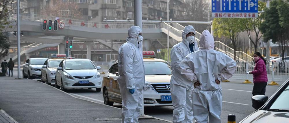 Sanitäter beraten sich, nachdem ein toter Mann auf einem Bürgersteig entdeckt wurde.