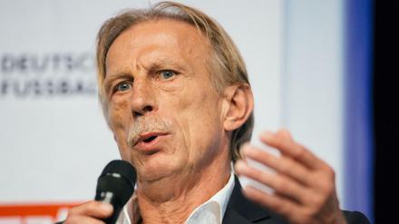 Christoph Daum wurde während einer Fahrt mit der Bahn von Fans der Frankfurter Eintracht überrascht.