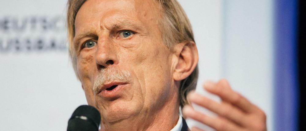 Christoph Daum wurde während einer Fahrt mit der Bahn von Fans der Frankfurter Eintracht überrascht.