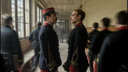 Der antisemitische Oberstleutnant Picquart (Jean Dujardin, links) war der militärische Ausbilder des Angeklagten Alfred Dreyfus (Louis Garrel).  