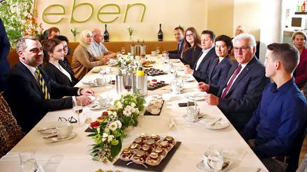 Schnittchen und Aussprache frei: Der Bundespräsident und seine Gäste in Gera.