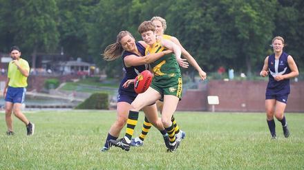 Her mit dem Ei! Beim Australian Football stehen jeweils 18 Spieler beider Mannschaften dauerhaft auf dem Feld und schlagen oder treten den Ball.