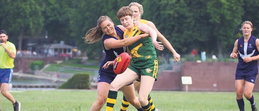 Her mit dem Ei! Beim Australian Football stehen jeweils 18 Spieler beider Mannschaften dauerhaft auf dem Feld und schlagen oder treten den Ball.