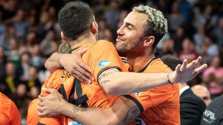 Feiern Sieg um Sieg in der Liga: Nicolas Le Goff (l.) und Benjamin Patch (r.).