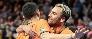 Feiern Sieg um Sieg in der Liga: Nicolas Le Goff (l.) und Benjamin Patch (r.).