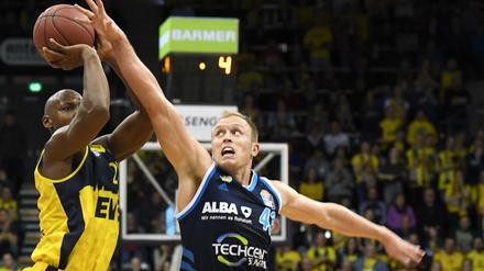 Lange Arme, lange Woche: Für Luke Sikma (rechts) und Alba Berlin wird es in den kommenden Tagen saftig.