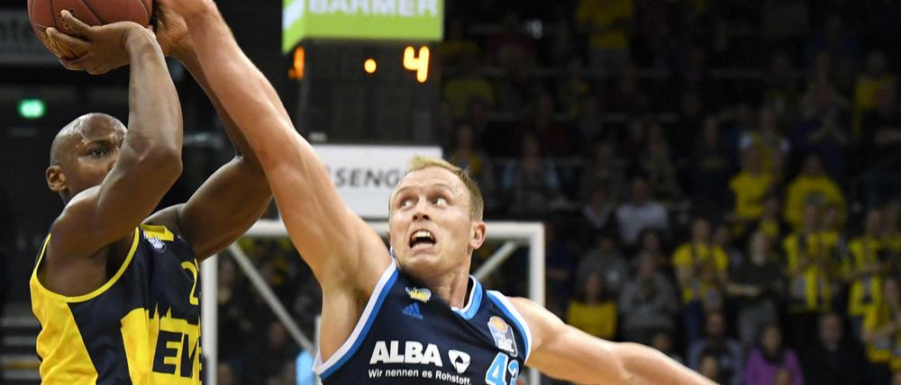 Lange Arme, lange Woche: Für Luke Sikma (rechts) und Alba Berlin wird es in den kommenden Tagen saftig.