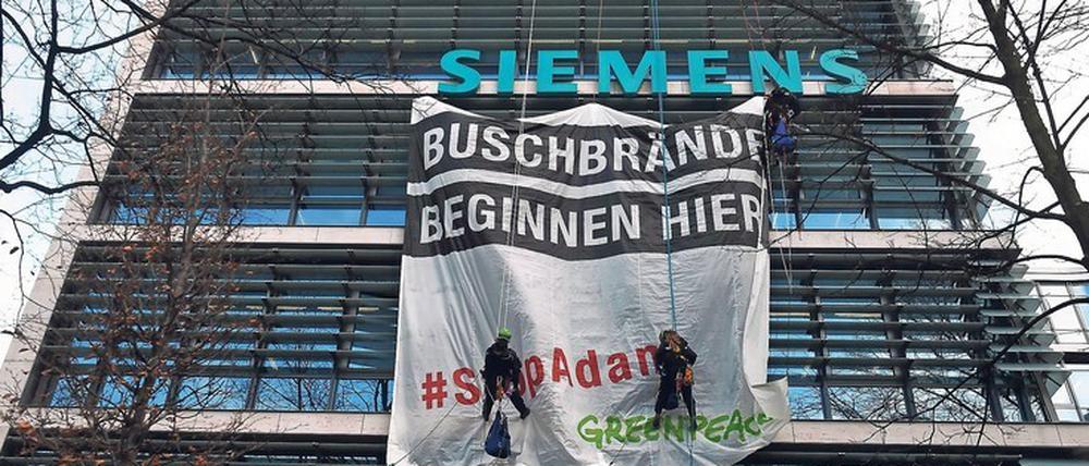 Abgeseilt. Am Dienstag hat Greenpeace das Dach der Siemenszentrale besetzt und ein Transparent entrollt.