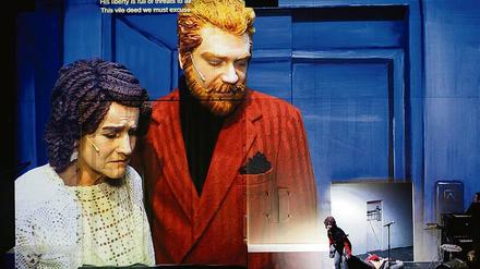 Intrigant. Gertrud (Catherine Stoyan) und Claudius (Aram Tafreshian).