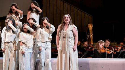 Tragische Rolle. Ann Toomey (re.) und ihre Mitschwestern trauern.