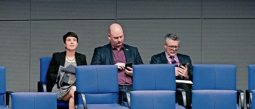 Die Abgeordneten, die aus der AfD-Fraktion ausgetreten sind, sitzen in der letzten Reihe hinter ihren alten Kollegen.