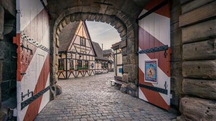 Blick durch das Nürnberger Königstor auf den Handwerkerhof.
