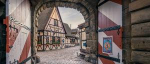 Blick durch das Nürnberger Königstor auf den Handwerkerhof.