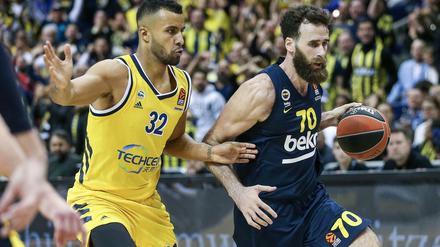 Eng am Mann: Johannes Thiemann (links) und Alba Berlin können auch defensiv unangenehm sein.