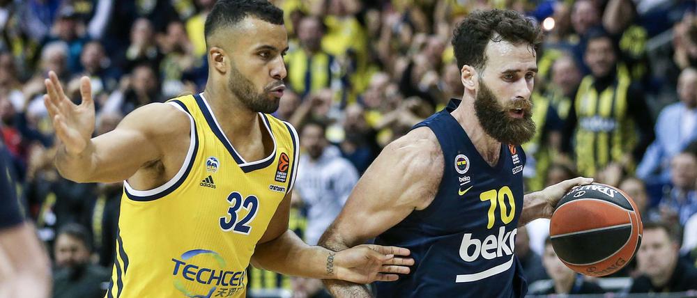 Eng am Mann: Johannes Thiemann (links) und Alba Berlin können auch defensiv unangenehm sein.