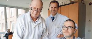 Muskeln aufbauen. Ergotherapeut Jürgen Dahm, Chefarzt Martin Ebinger und Patient Nils Pfeiffer in Aktion. 