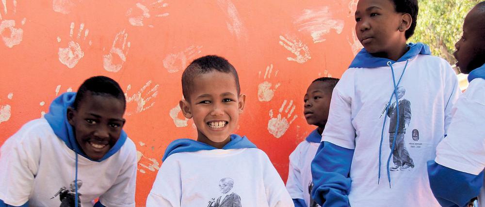7,7 Millionen der weltweit 38 Millionen HIV Infizierten leben in Südafrika, viele davon junge Menschen und sogar Kinder wie diese im Waisenhaus Nkosi's Haven am Südrand von Johannesburg.