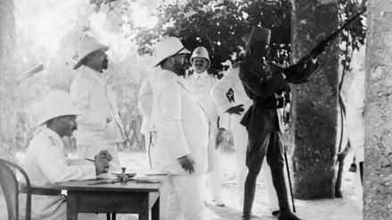 Deutsche Kolonialisten beobachten Schießübungen eines Soldaten der „Schutztruppe“ in Ostafrika.