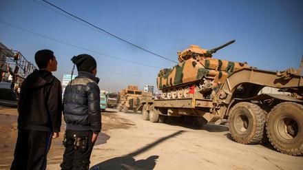 Türkischer Militärkonvoi fährt am Sonntag mit Panzern und Truppentransportern durch die syrische Provinz Idlib. 