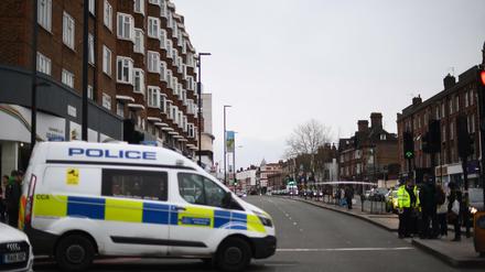 Die Polizei ermitteln nach einem Messerangriff am Tatort in der Streatham High Road.
