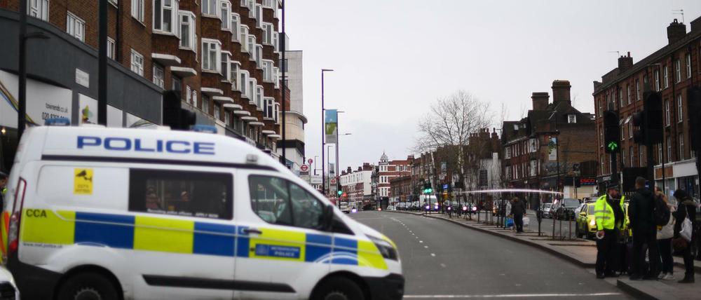 Die Polizei ermitteln nach einem Messerangriff am Tatort in der Streatham High Road.