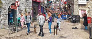 Ausgehmeile. Die Fußgängerzone im Latin Quarter, geschmückt mit Bannern und Flaggen zur Europäischen Kulturhauptstadt 2020, ist Tag und Nacht belebt.