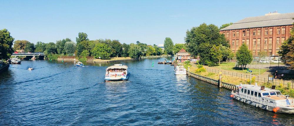 Havel (links) Ecke Spree. Ganz rechts entsteht ein neuer Uferweg mit Restaurantschiff. Das Foto entstand auf der Stresowbrücke.