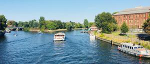 Havel (links) Ecke Spree. Ganz rechts entsteht ein neuer Uferweg mit Restaurantschiff. Das Foto entstand auf der Stresowbrücke.
