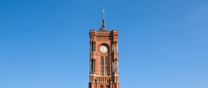 94 Meter hoch, inklusive Fahnenstange - das Rote Rathaus in Berlin. 