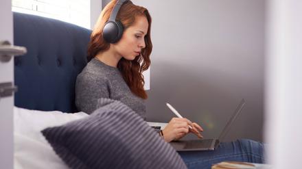 Von Zuhause aus. Der Online-Studienführer Hochschulkompass.de listet mehr als 2000 Programme auf.