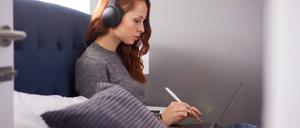 Von Zuhause aus. Der Online-Studienführer Hochschulkompass.de listet mehr als 2000 Programme auf.