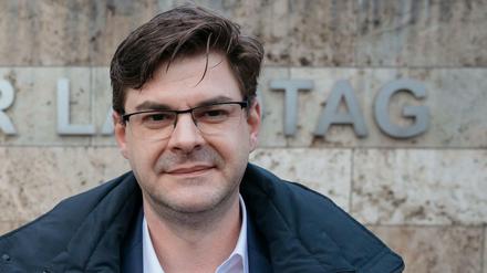 Christoph Kindervater, ehrenamtlicher Bürgermeister von Sundhausen, steht vor dem Thüringer Landtag. 