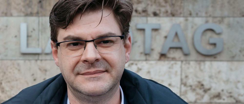 Christoph Kindervater, ehrenamtlicher Bürgermeister von Sundhausen, steht vor dem Thüringer Landtag. 