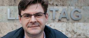 Christoph Kindervater, ehrenamtlicher Bürgermeister von Sundhausen, steht vor dem Thüringer Landtag. 