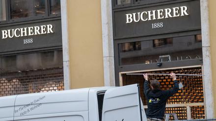 Ein Wagen steht vor einem Juweliergeschäft in der Münchner Altstadt, in dem in der Nacht auf Montag eingebrochen wurde. 
