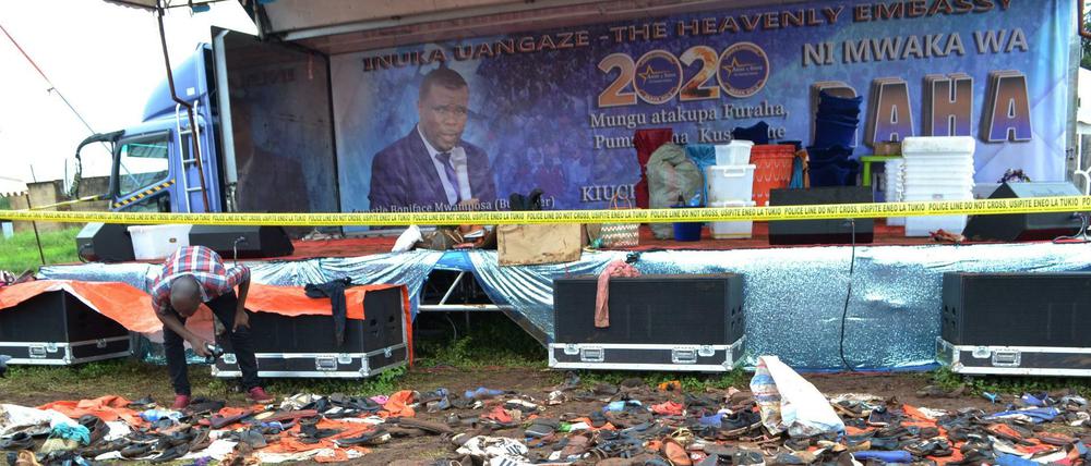Ein Journalist schaut am Unglücksort auf die zurückgelassenen Habseligkeiten von Besuchern.