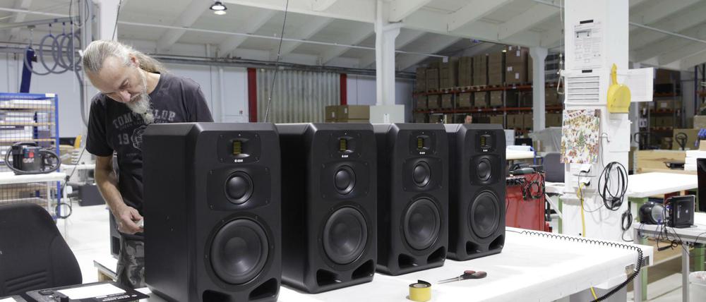 Im Studioalltag kommt es nicht aufs Design an: Monitorlautsprecher für Profis – wie hier bei Adam Audio in Adlershof – sind schwarz und eckig.