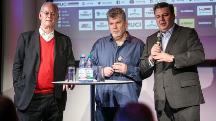 Sie haben was zu sagen: Sportsenator Andreas Geisel (rechts) mit BDR-Präsident Rudolf Scharping (links) und Pressesprecher Thomas Juschus.