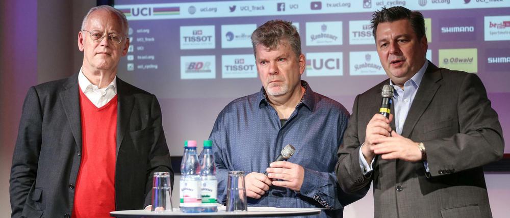 Sie haben was zu sagen: Sportsenator Andreas Geisel (rechts) mit BDR-Präsident Rudolf Scharping (links) und Pressesprecher Thomas Juschus.