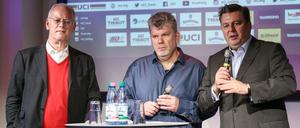 Sie haben was zu sagen: Sportsenator Andreas Geisel (rechts) mit BDR-Präsident Rudolf Scharping (links) und Pressesprecher Thomas Juschus.